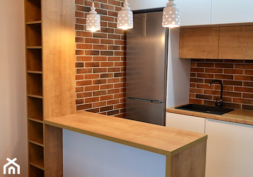 Kuchnia Strażacka - Mała otwarta beżowa z zabudowaną lodówką z nablatowym zlewozmywakiem kuchnia jednorzędowa, styl nowoczesny - zdjęcie od WOOD-STYLE
