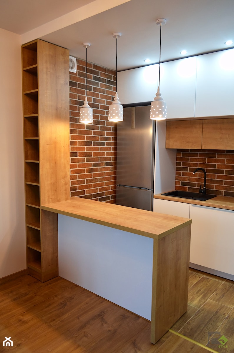 Kuchnia Strażacka - Mała otwarta beżowa z zabudowaną lodówką z nablatowym zlewozmywakiem kuchnia jednorzędowa, styl nowoczesny - zdjęcie od WOOD-STYLE