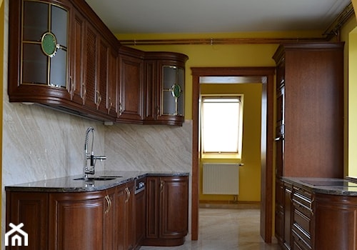 Kuchnie - Średnia zamknięta szara żółta z zabudowaną lodówką z podblatowym zlewozmywakiem kuchnia w kształcie litery u z oknem z marmurem nad blatem kuchennym, styl vintage - zdjęcie od WOOD-STYLE