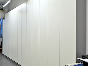 Meble Biurowe, Socjalne, Zabudowy specjalnego Użytku - Duże szare biuro, styl industrialny - zdjęcie od WOOD-STYLE
