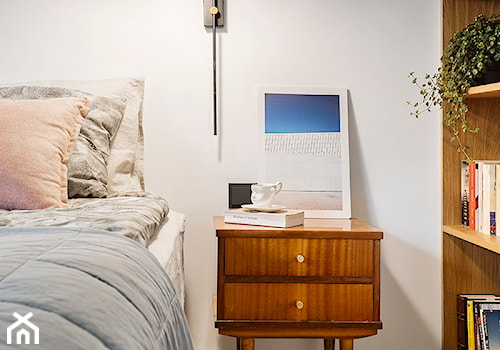 Mieszkanie w Gdyni - Mała biała sypialnia - zdjęcie od em2pracownia
