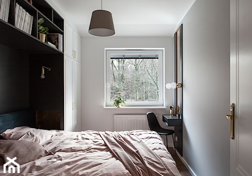 GDYNIA MIESZKAIE Z WIDOKIEM NA LAS - Mała biała szara sypialnia, styl nowoczesny - zdjęcie od em2pracownia
