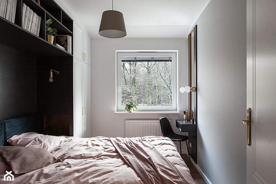 GDYNIA MIESZKAIE Z WIDOKIEM NA LAS - Mała biała szara sypialnia, styl nowoczesny - zdjęcie od em2pracownia