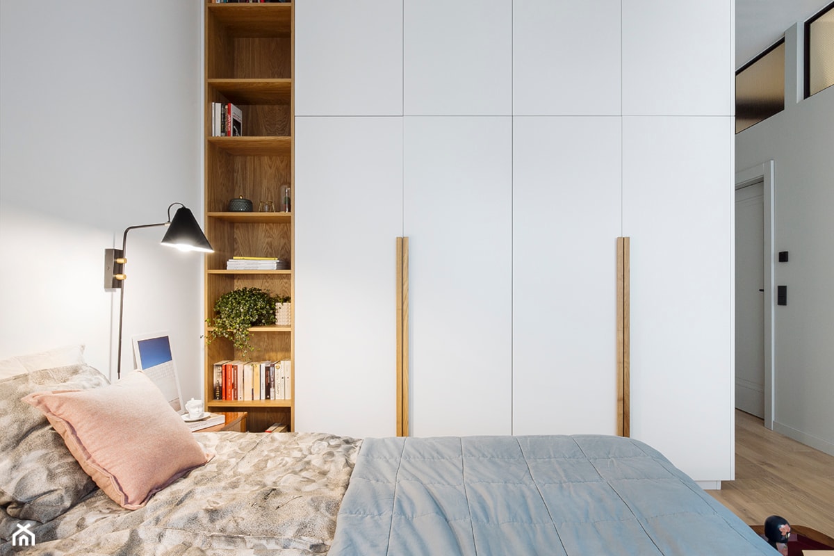 Mieszkanie w Gdyni - Średnia biała sypialnia - zdjęcie od em2pracownia - Homebook