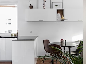 GDYNIA MIESZKAIE Z WIDOKIEM NA LAS - Mała biała jadalnia w kuchni, styl nowoczesny - zdjęcie od em2pracownia