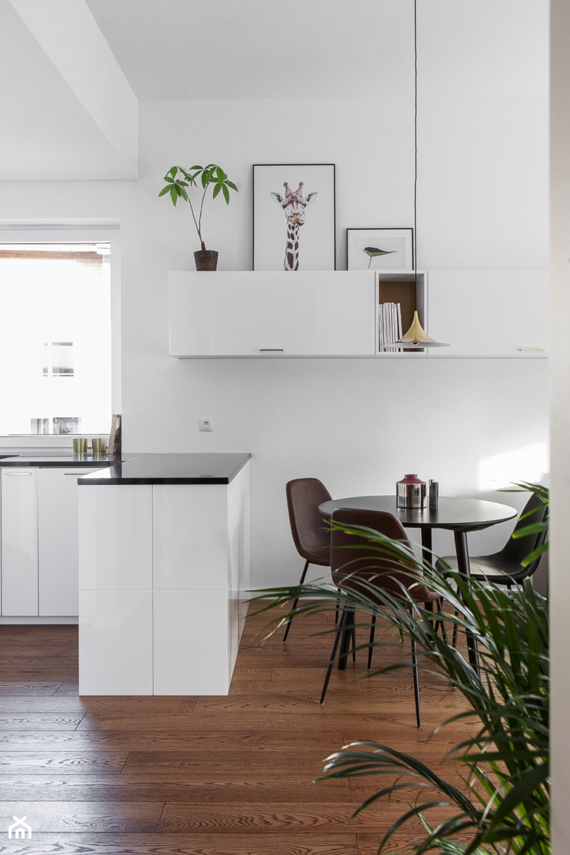 GDYNIA MIESZKAIE Z WIDOKIEM NA LAS - Mała biała jadalnia w kuchni, styl nowoczesny - zdjęcie od em2pracownia