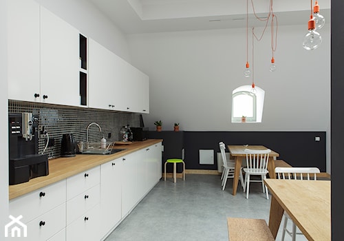UXPin - Duża otwarta z salonem biała szara z zabudowaną lodówką kuchnia jednorzędowa, styl nowoczesny - zdjęcie od em2pracownia