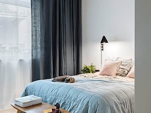 Mieszkanie w Gdyni - Mała biała sypialnia - zdjęcie od em2pracownia