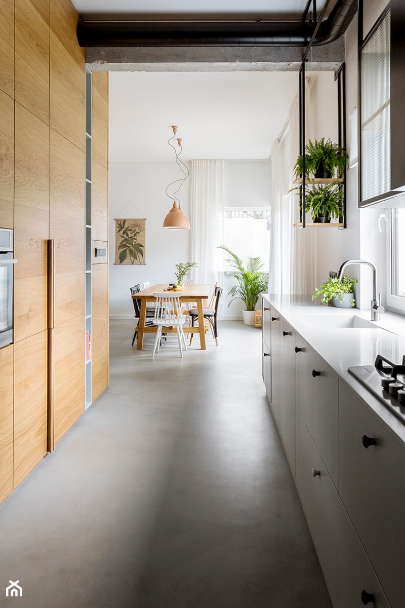 Mieszkanie w Gdyni - Średnia otwarta biała z zabudowaną lodówką z podblatowym zlewozmywakiem kuchnia dwurzędowa z oknem - zdjęcie od em2pracownia