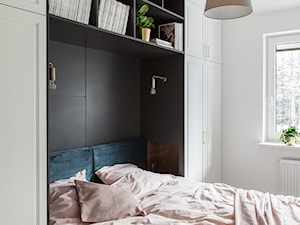 GDYNIA MIESZKAIE Z WIDOKIEM NA LAS - Mała biała czarna sypialnia, styl nowoczesny - zdjęcie od em2pracownia