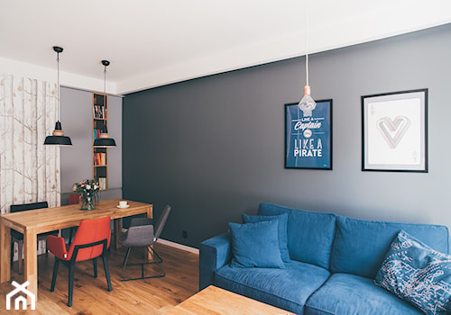 apartament Gdynia - Mały biały szary salon z jadalnią, styl skandynawski - zdjęcie od em2pracownia