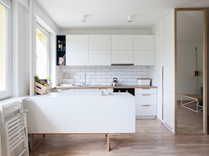 Sopot_56 - Średnia otwarta biała z zabudowaną lodówką z nablatowym zlewozmywakiem kuchnia dwurzędowa z oknem, styl nowoczesny - zdjęcie od em2pracownia