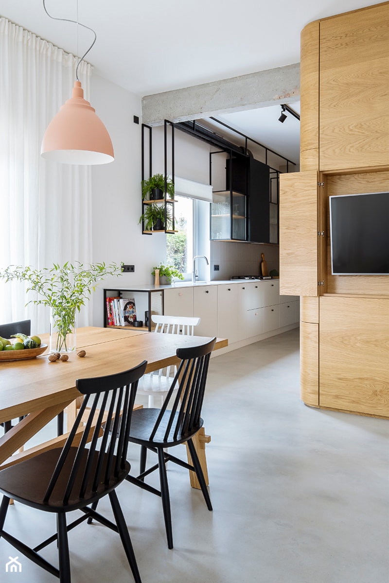 Mieszkanie w Gdyni - Średnia otwarta z salonem biała z zabudowaną lodówką z podblatowym zlewozmywakiem kuchnia jednorzędowa dwurzędowa z oknem - zdjęcie od em2pracownia
