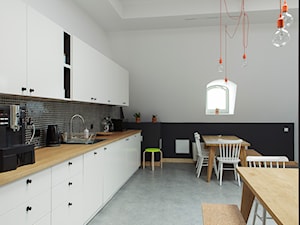 Duża otwarta z salonem biała kuchnia jednorzędowa z oknem, styl minimalistyczny - zdjęcie od em2pracownia