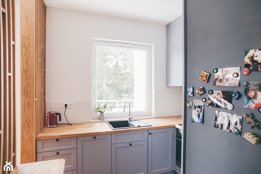 apartament Gdynia - Mała otwarta biała z zabudowaną lodówką z nablatowym zlewozmywakiem kuchnia w kształcie litery l z oknem, styl skandynawski - zdjęcie od em2pracownia