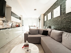 MIESZKANIE TOTALNIE PRZEMYŚLANE - Mały biały salon z kuchnią z jadalnią, styl nowoczesny - zdjęcie od BWA-STUDIO