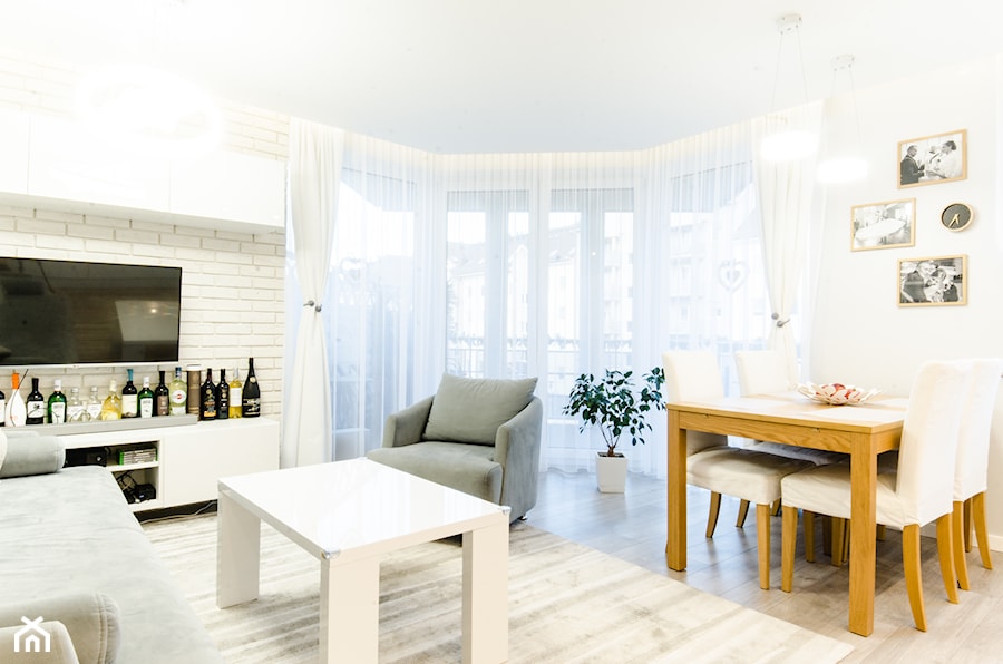 MIESZKANIE W STYLU SKANDYNAWSKIM - Średni biały salon z jadalnią z barkiem, styl skandynawski - zdjęcie od BWA-STUDIO