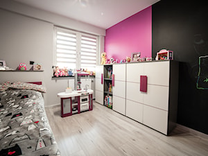 MIESZKANIE TOTALNIE PRZEMYŚLANE - Średni biały czarny różowy pokój dziecka dla dziecka dla dziewczynki, styl nowoczesny - zdjęcie od BWA-STUDIO