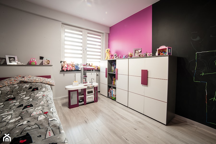 MIESZKANIE TOTALNIE PRZEMYŚLANE - Średni biały czarny różowy pokój dziecka dla dziecka dla dziewczynki, styl nowoczesny - zdjęcie od BWA-STUDIO