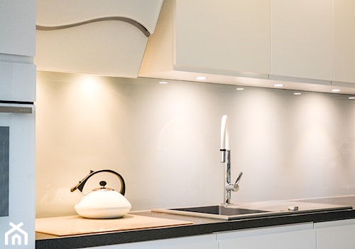 Nowoczesna kuchnia w półmacie - Mała otwarta biała z zabudowaną lodówką z nablatowym zlewozmywakiem kuchnia jednorzędowa, styl nowoczesny - zdjęcie od BWA-STUDIO
