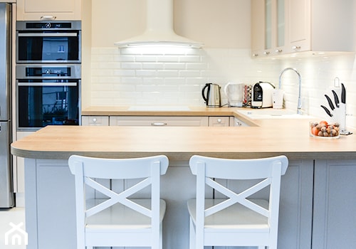 Kuchnia z miodowym blatem - Średnia otwarta biała z zabudowaną lodówką z lodówką wolnostojącą kuchnia w kształcie litery u, styl tradycyjny - zdjęcie od BWA-STUDIO
