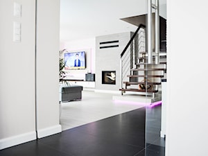Dom w Kłodawie - Średni biały salon, styl nowoczesny - zdjęcie od BWA-STUDIO