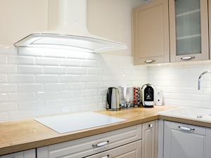 Kuchnia z miodowym blatem - Mała otwarta zamknięta biała z zabudowaną lodówką kuchnia w kształcie litery l, styl tradycyjny - zdjęcie od BWA-STUDIO