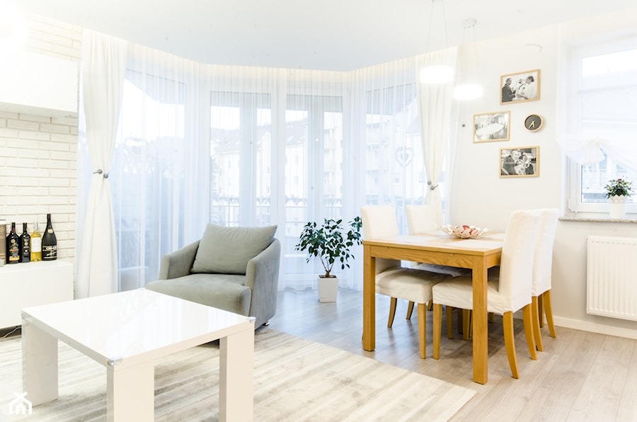 MIESZKANIE W STYLU SKANDYNAWSKIM - Mały biały salon z jadalnią z tarasem / balkonem, styl skandynawski - zdjęcie od BWA-STUDIO