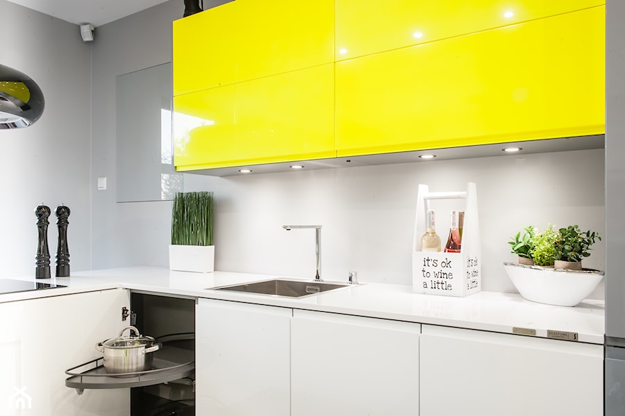 BWA-STUDIO - czyli otwarcie naszego nowego biura - Średnia z żółtymi frontami otwarta zamknięta z nablatowym zlewozmywakiem kuchnia w kształcie litery l, styl nowoczesny - zdjęcie od BWA-STUDIO