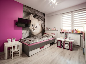 MIESZKANIE TOTALNIE PRZEMYŚLANE - Biały różowy pokój dziecka dla dziecka dla dziewczynki, styl nowoczesny - zdjęcie od BWA-STUDIO