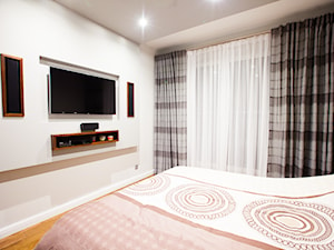 Mieszkanie w Poznaniu - Duża biała sypialnia, styl minimalistyczny - zdjęcie od Zastol.pl