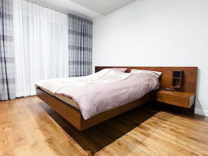Mieszkanie w Poznaniu - Średnia biała sypialnia z balkonem / tarasem, styl minimalistyczny - zdjęcie od Zastol.pl