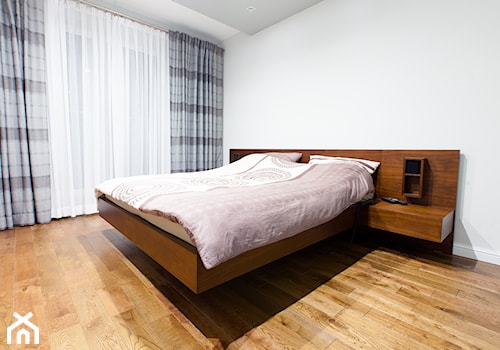 Mieszkanie w Poznaniu - Średnia biała sypialnia z balkonem / tarasem, styl minimalistyczny - zdjęcie od Zastol.pl