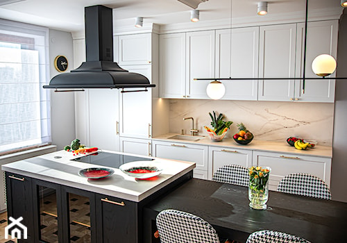 KUCHNIA BLACK&WHITE - Średnia otwarta biała z zabudowaną lodówką z podblatowym zlewozmywakiem kuchnia dwurzędowa z marmurem nad blatem kuchennym, styl tradycyjny - zdjęcie od Alina Mokrzycka Architekt / Wnętrza / Grafika