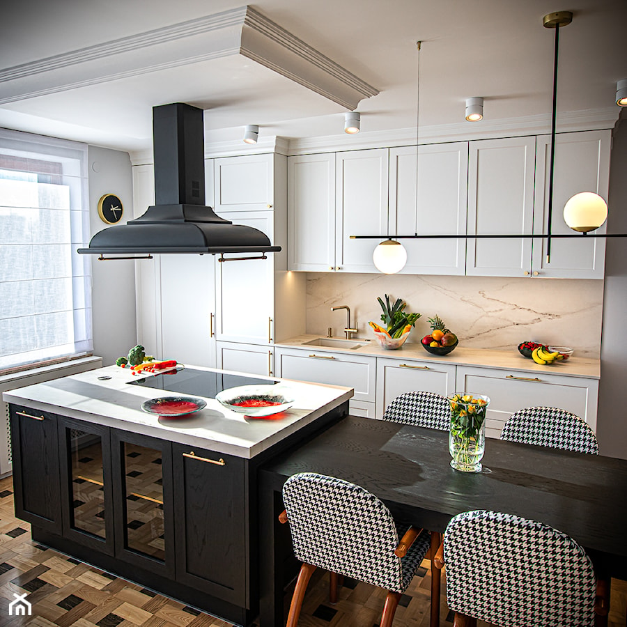 KUCHNIA BLACK&WHITE - Średnia otwarta biała z zabudowaną lodówką z podblatowym zlewozmywakiem kuchnia dwurzędowa z marmurem nad blatem kuchennym, styl tradycyjny - zdjęcie od Alina Mokrzycka Architekt / Wnętrza / Grafika