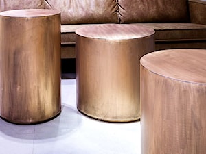 stoliki z miedzi szczotkowanej - zdjęcie od Alina Mokrzycka Architekt / Wnętrza / Grafika