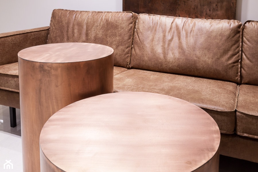 Piękne stoliki z miedzi szczotkowanej. Dwa różne rozmiary. Dostępne na zamówienie w Mokrzycka Design. - zdjęcie od Alina Mokrzycka Architekt / Wnętrza / Grafika - Homebook
