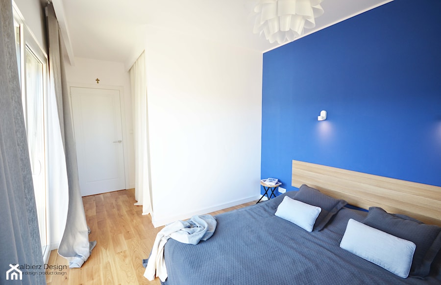 PRZYTULNY DOM JEDNORODZINNY - Mała biała niebieska sypialnia, styl skandynawski - zdjęcie od SZALBIERZ.DESIGN