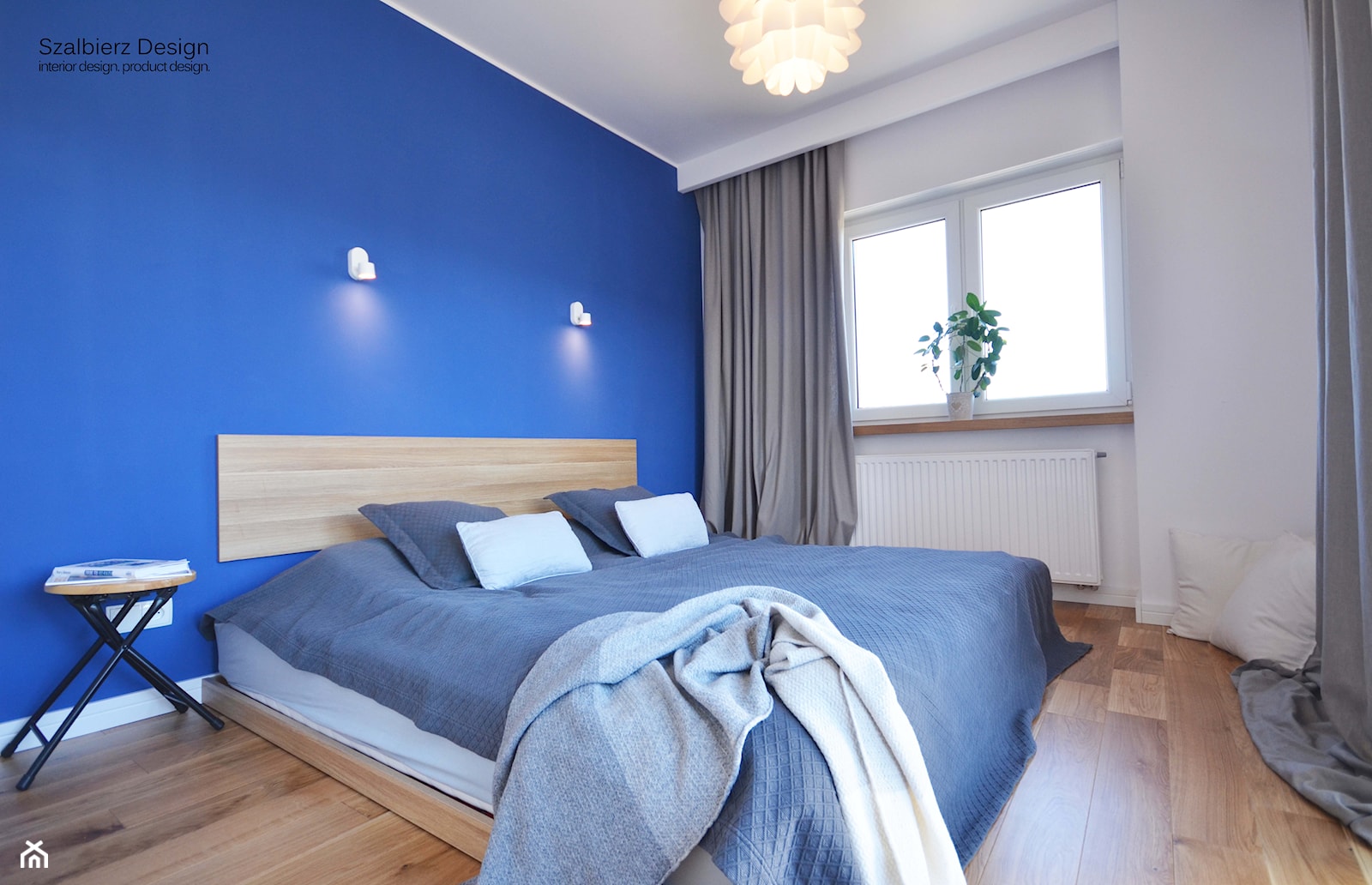 PRZYTULNY DOM JEDNORODZINNY - Mała biała niebieska sypialnia, styl skandynawski - zdjęcie od SZALBIERZ.DESIGN - Homebook