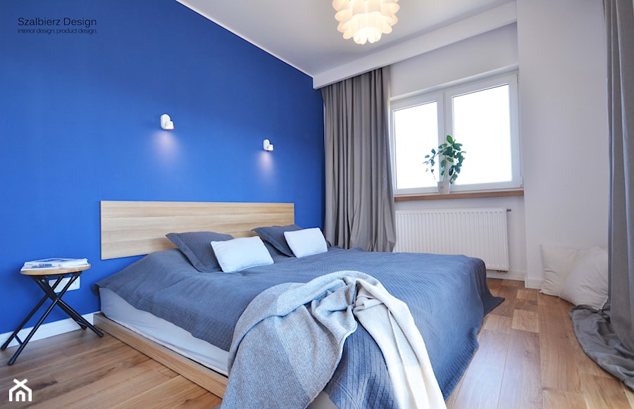 PRZYTULNY DOM JEDNORODZINNY - Mała biała niebieska sypialnia, styl skandynawski - zdjęcie od SZALBIERZ.DESIGN
