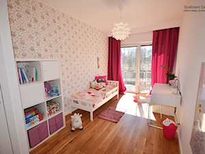 PRZYTULNY DOM JEDNORODZINNY - Średni beżowy biały pokój dziecka dla dziecka dla dziewczynki, styl skandynawski - zdjęcie od SZALBIERZ.DESIGN
