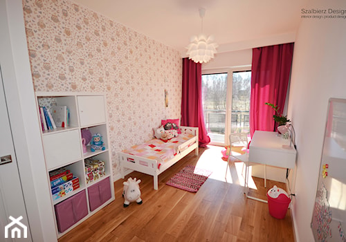 PRZYTULNY DOM JEDNORODZINNY - Średni beżowy biały pokój dziecka dla dziecka dla dziewczynki, styl skandynawski - zdjęcie od SZALBIERZ.DESIGN