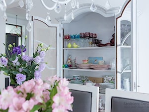 ROMANTYCZNY DOM ŚPIEWACZKI OPEROWEJ - Średnia biała jadalnia jako osobne pomieszczenie - zdjęcie od SZALBIERZ.DESIGN