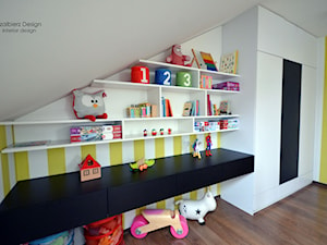 POKÓJ DZIECIĘCY ZE SKOSAMI - Średni biały żółty pokój dziecka dla dziecka dla dziewczynki, styl nowoczesny - zdjęcie od SZALBIERZ.DESIGN
