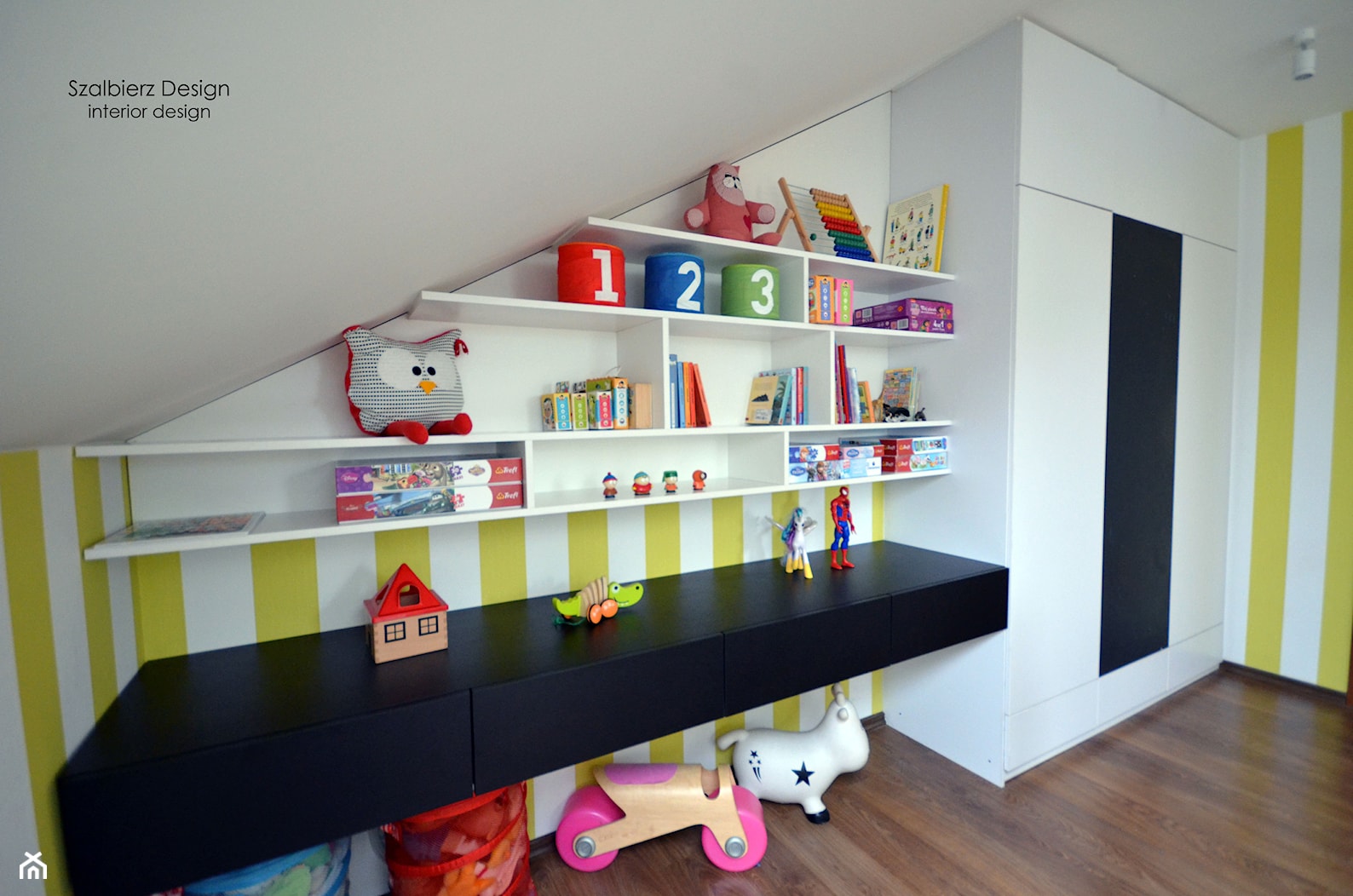POKÓJ DZIECIĘCY ZE SKOSAMI - Średni biały żółty pokój dziecka dla dziecka dla dziewczynki, styl nowoczesny - zdjęcie od SZALBIERZ.DESIGN - Homebook