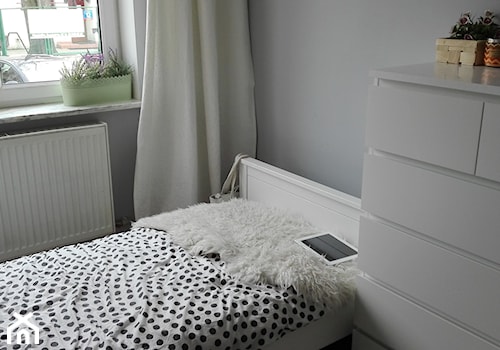 Mieszkanie 52 m kw. Warszawa Mokotów - Mały szary pokój dziecka dla nastolatka dla dziewczynki, styl skandynawski - zdjęcie od Simon Frost