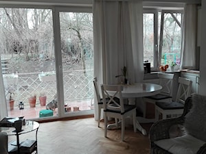 Mieszkanie 52 m kw. Warszawa Mokotów - Średnia szara jadalnia w salonie, styl skandynawski - zdjęcie od Simon Frost