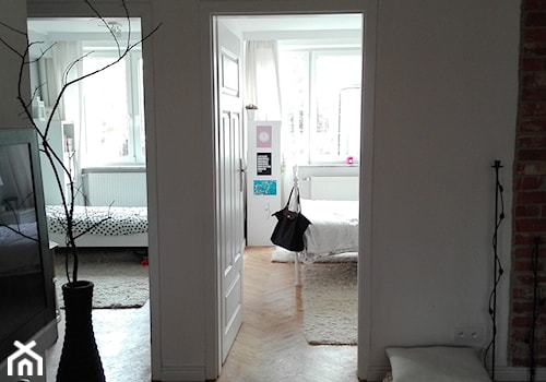 Mieszkanie 52 m kw. Warszawa Mokotów - Średni biały hol / przedpokój, styl skandynawski - zdjęcie od Simon Frost