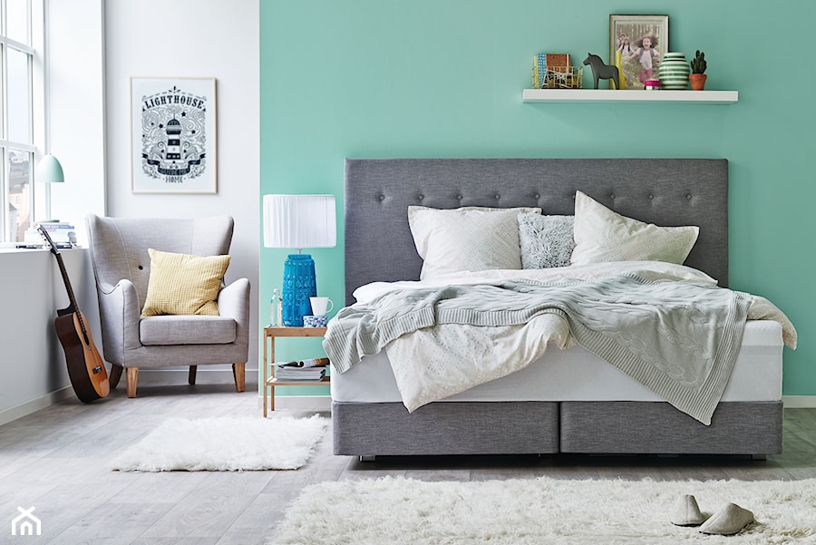 Łóżka Sealy - Mała biała zielona sypialnia, styl skandynawski - zdjęcie od Sealy