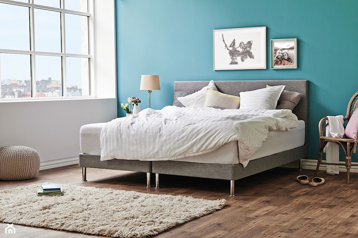 turkusowa ściana w sypialni, drewniana podłoga, sypialnia w stylu skandynawskim, ściana w mocnym kolorze